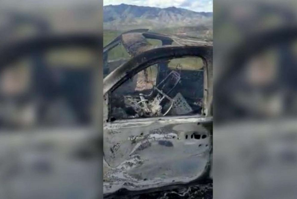 Una delle auto bruciate nell'agguato (da un video della Cnn) Ansa