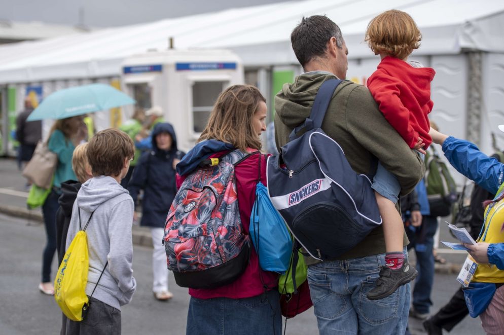 Genitori e figli all'Incontro mondiale delle famiglia a Dublino (foto Zunino)