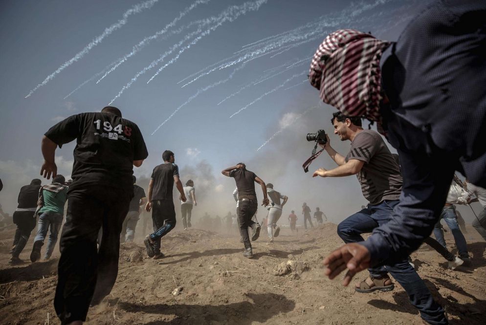 Palestinesi in fuga, con loro un fotografo (Ansa)