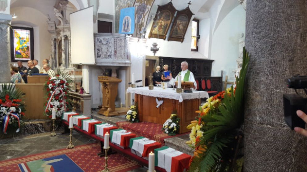 La Messa celebrata da don Franjo a Castua davanti alle sette vittime esumate