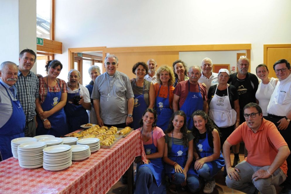 I volontari alla festa di Avvenire in Primiero con l'arcivescovo di Trento Lauro Tisi e il direttore Marco Tarquinio (foto Gianni Zotta)