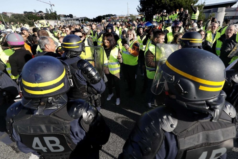 La polizia ha cercato di impedire il blocco totale della viabilità (Ansa)