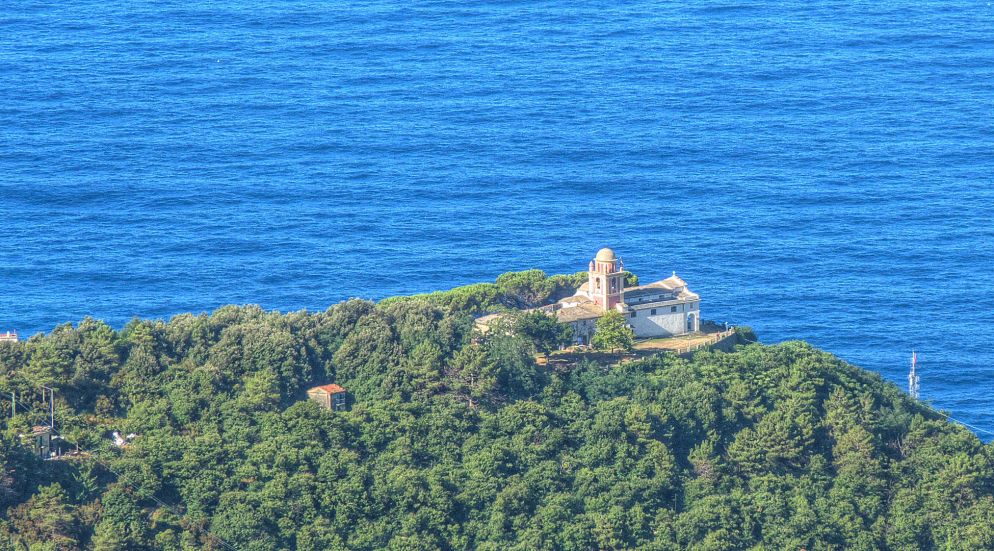 Il santuario di Nostra Signora di Montenero a Riomaggiore, nelle Cinque Terre (Terensky/Panoramio/Wikicommons)
