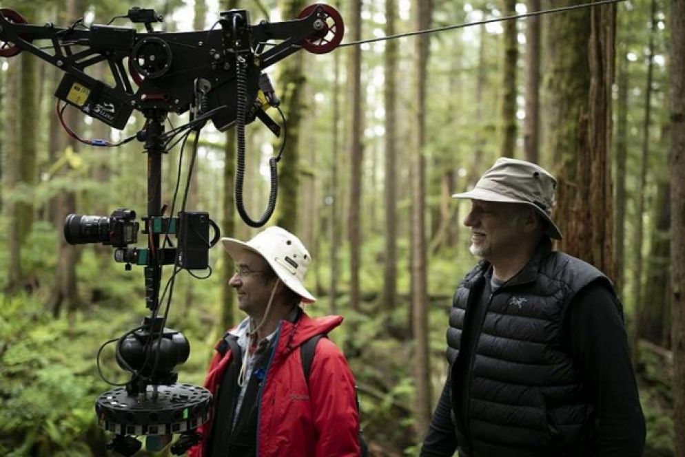 Edward Burtynsky con Jim Panou a nord di Port Renfrew, Vancouver Island, British Columbia / TJ Watt, courtesy of Anthropocene Films Inc. © 2018