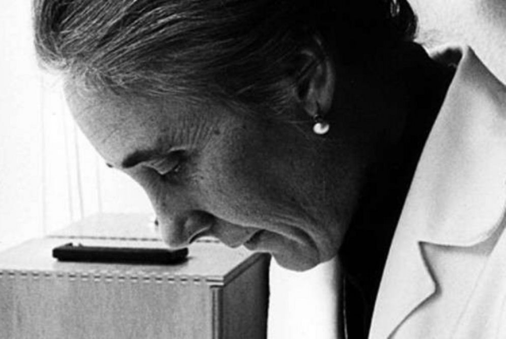 Guadalupe Ortiz de Landázuri al lavoro come chimica