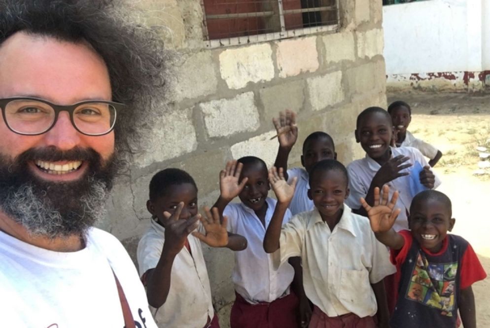 Simone Cristicchi con dei bambini kenyani dello slub di Nairobi