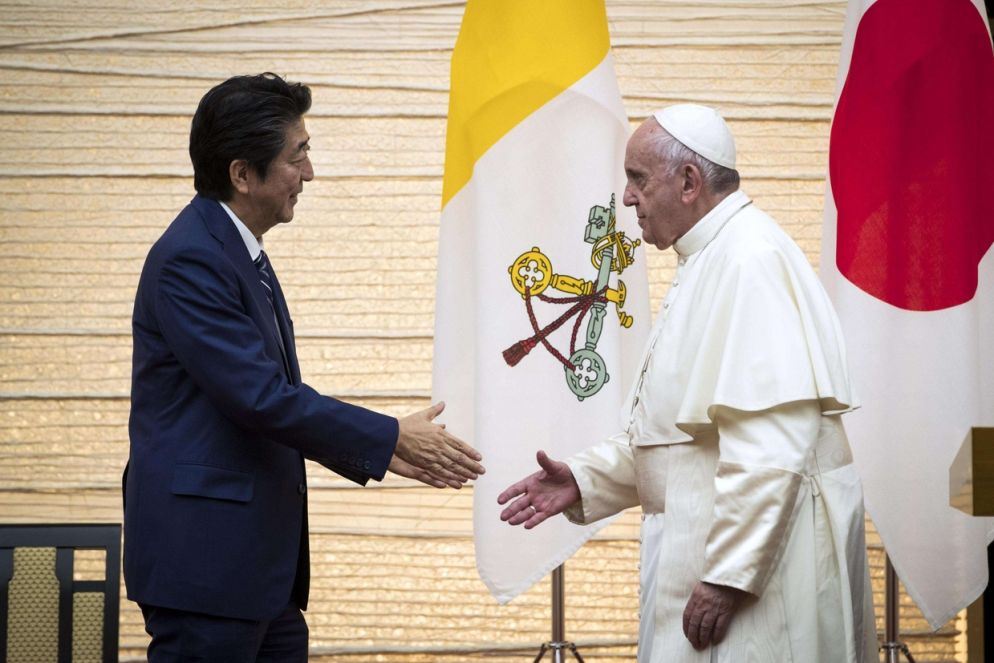 Con il premier Shinzo Abe (Ansa)