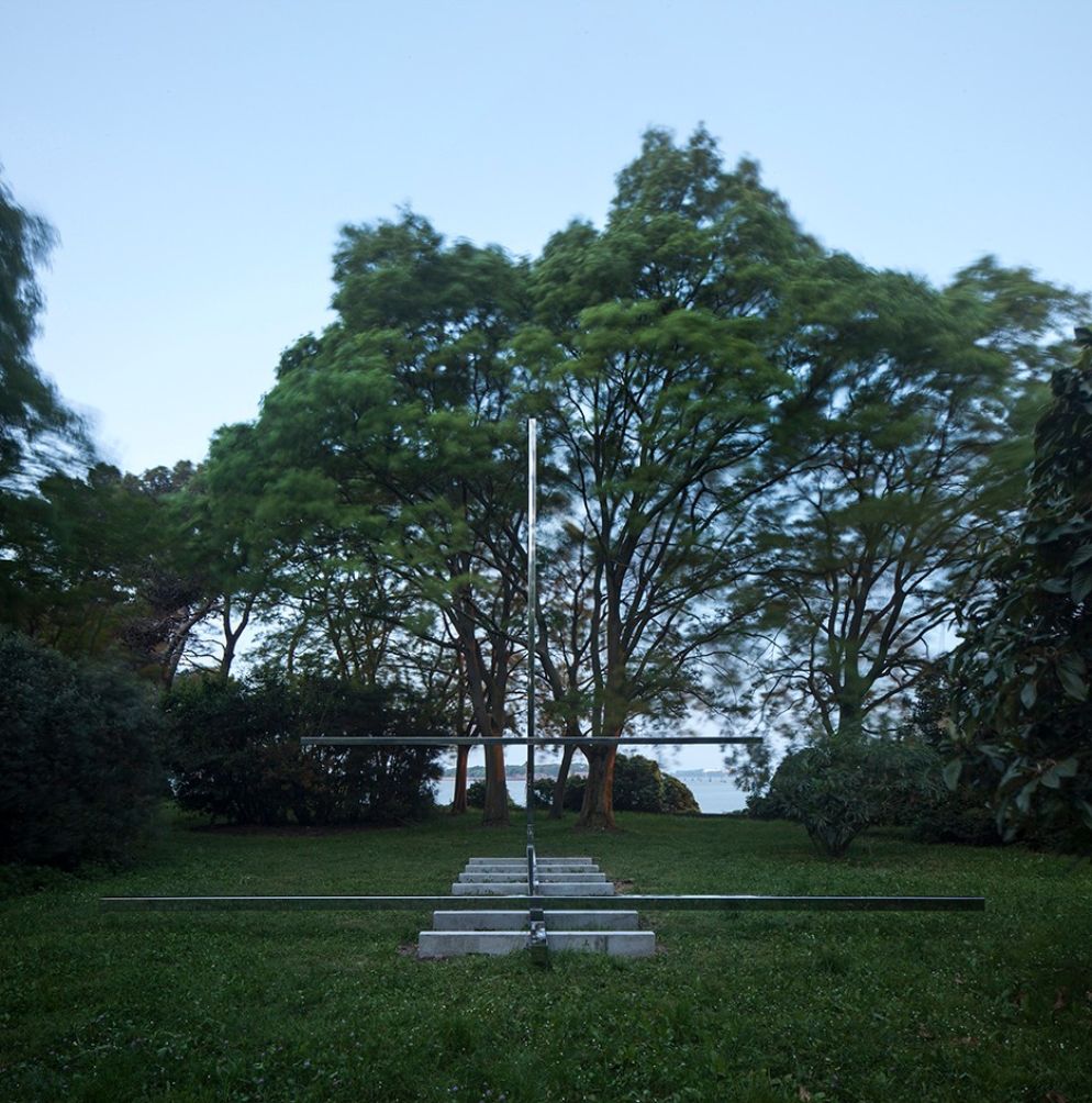 La cappella della brasiliana Carla Juaçaba, due croci che si rispecchiano dando corpo al luogo (Alessandra Chemollo)