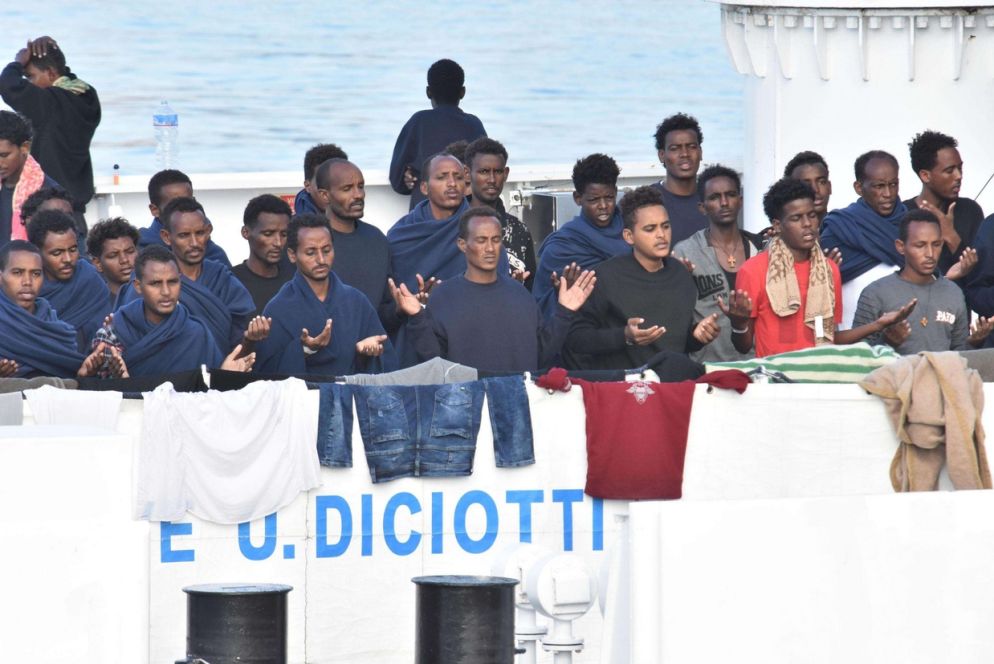 I migranti pregano in attesa di essere sbarcati dalla nave Diciotti (Ansa)
