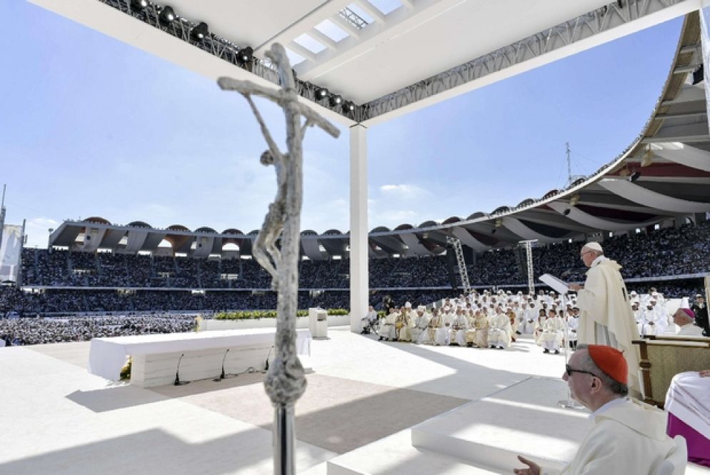 Papa Francesco celebra la Messa (Fotogramma)