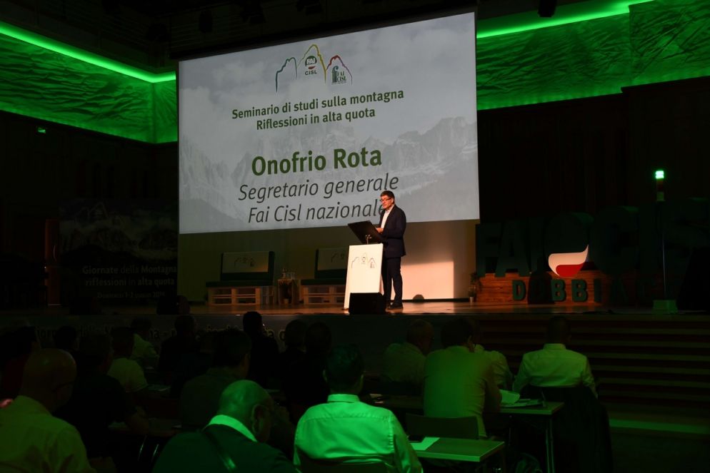 Un momento del convegno di Fai Cisl, con l'intervento del segretario Onofrio Rota