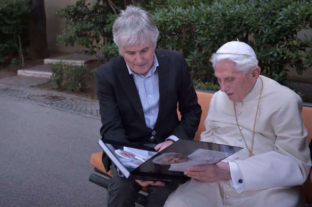 Il Papa emerito con il fotografo Stefano Spaziani nel monastero Mater Ecclesiae