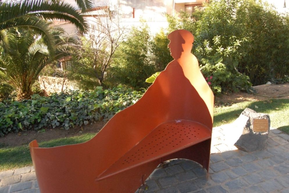 La sagoma di Neruda in una panchina alla “Sebastiana” (Maurizio Fantoni Minnella)