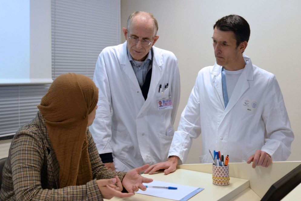 La madre di Tafida con il direttore U.O.C. Medicina fisica e riabilitativa, Paolo Moretti, e il direttore del Centro di rianimazione neonatale e pediatrica, Andrea Moscatelli - Istituto Giannina Gaslini