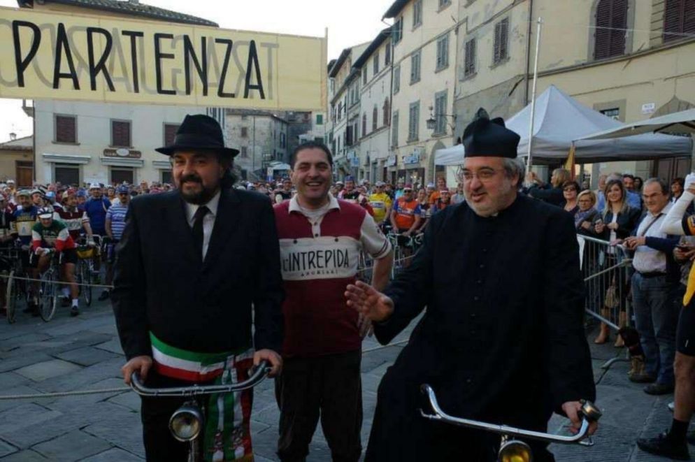 Don Marco Salvi alla partenza dell'"Intrepida", corsa cicloturistica di Anghiari (foto parrocchia di Anghiari)