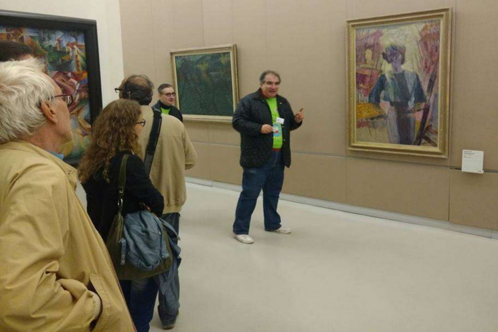 Una delle «guide speciali» toccate dal disagio psichico mentre illustra un'opera d'arte