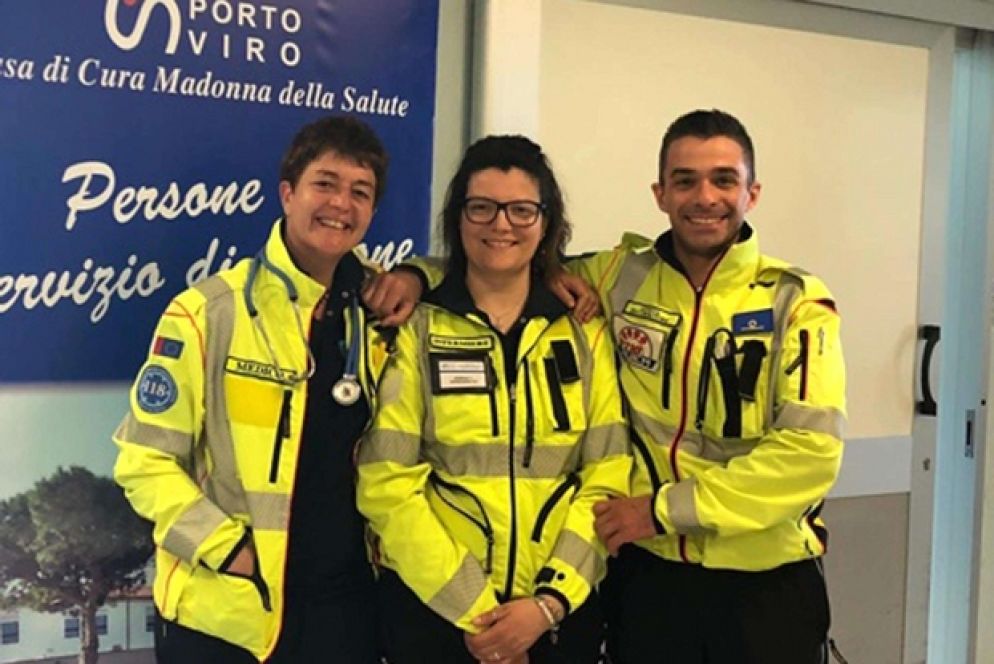 L'équipe dell'ambulanza che ha assistito il piccolo, chiamato Giorgio in onore dell'infermiera (al centro)