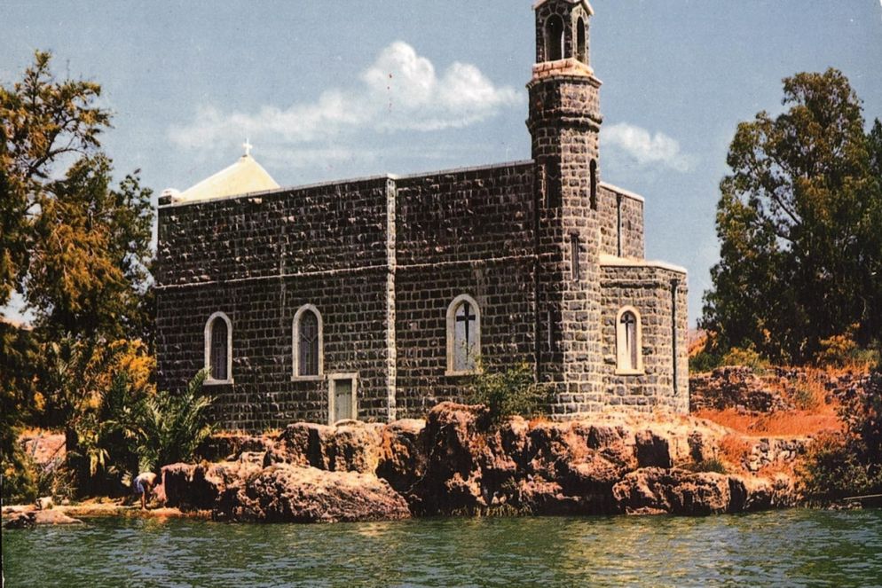 La chiesa del Primato di Pietro, sulle rive del lago di Tiberiade, a Tabgha