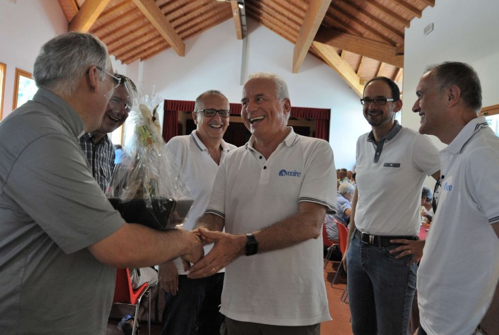 Il direttore di Avvenire, Marco Tarquinio, saluta l'arcivescovo di Trento, Lauro Tisi (foto Gianni Zotta)