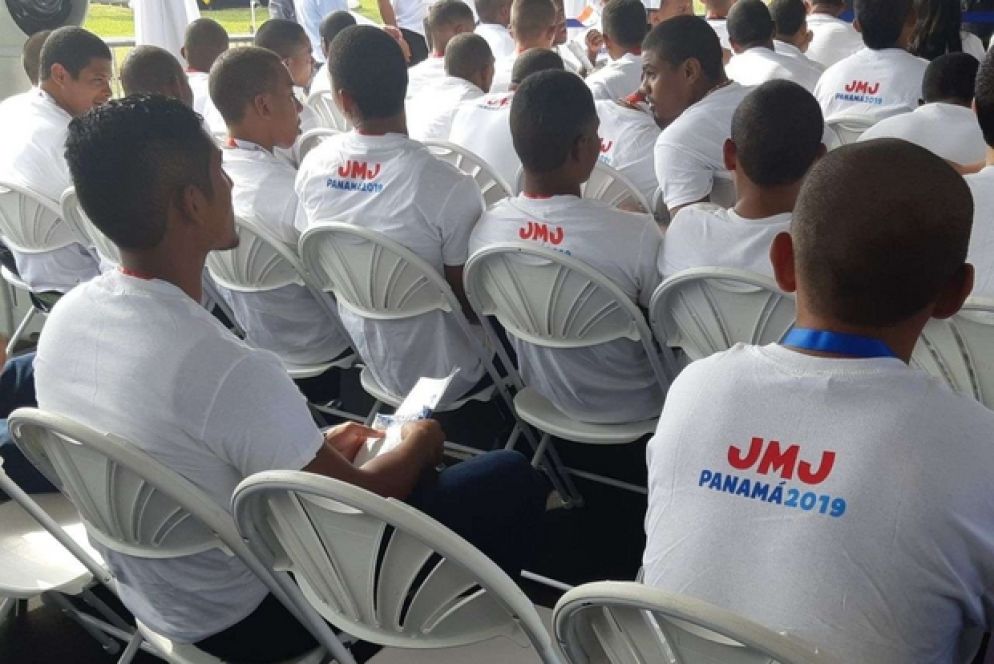 I giovani carcerati assistono alla liturgia (foto Cristina Cabrejas)