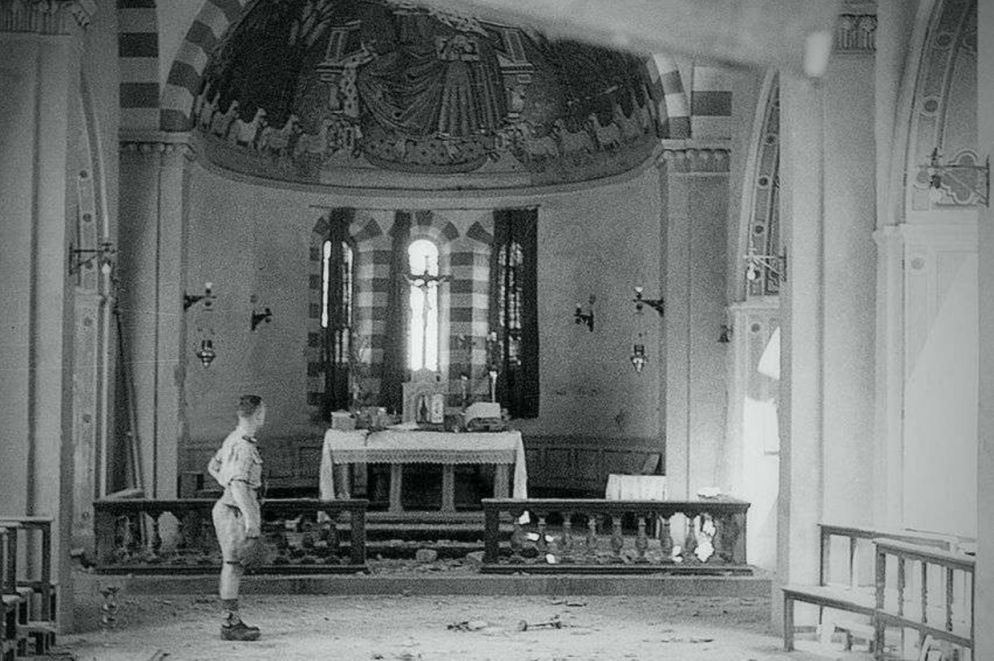 La Chiesa di Civitella in Val di Chiana nei mesi successivi all'eccidio del 29 giugno 1944 (foto Archivio della memoria)