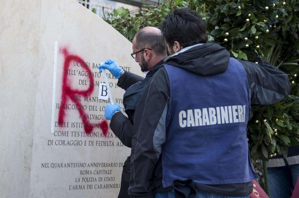 Rilievi della scientifica sulla scritta