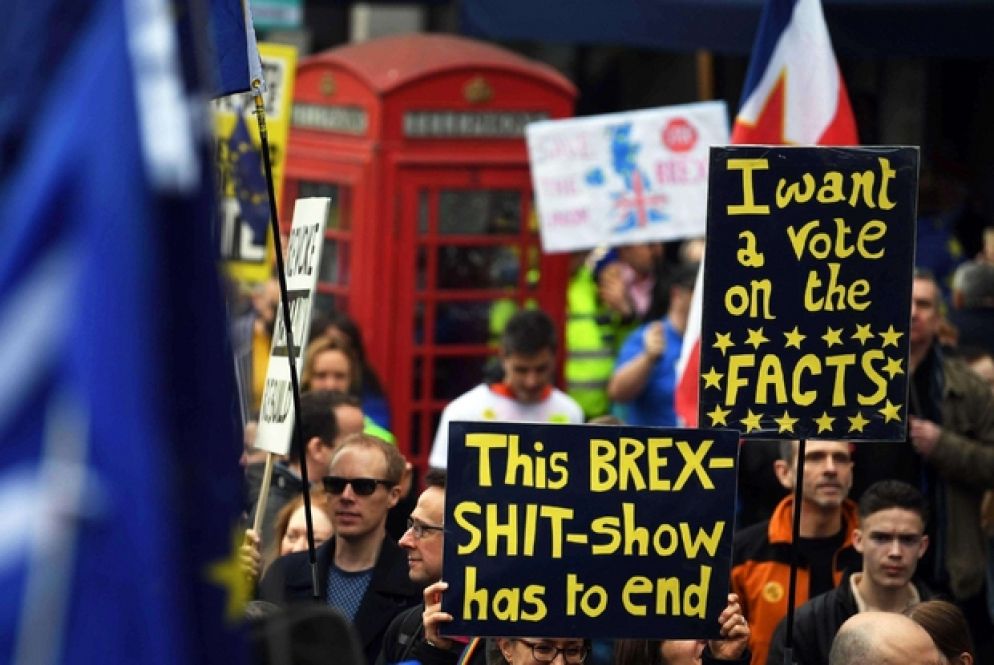 Si sono viste tantissime bandiere dell’UE, e cartelli e immagini satiriche contro la prima ministra Theresa May e il partito Conservatore.
