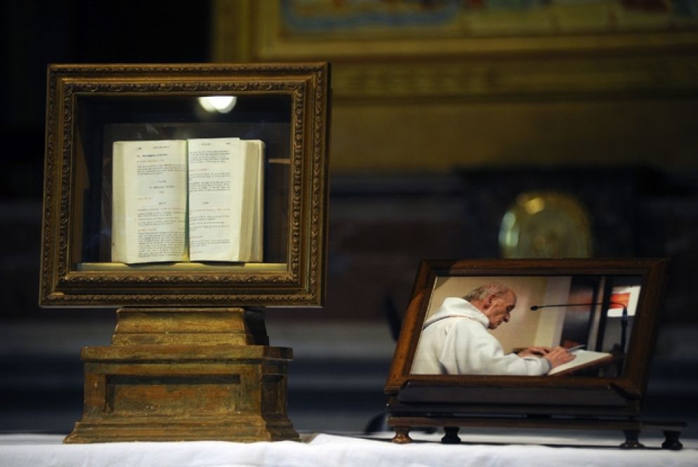 In preghiera per il sacerdote ucciso da due estremisti islamici