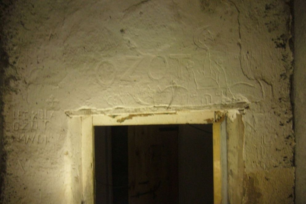 Graffiti realizzati dai prigionieri sui muri della prigione