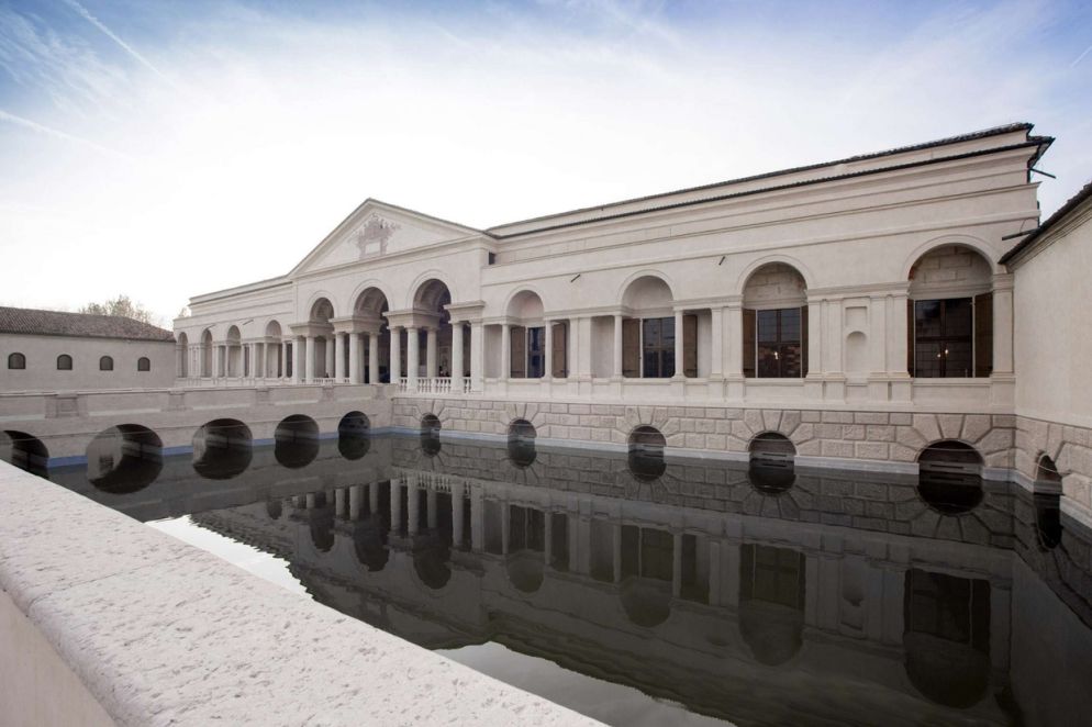 La facciata posteriore di Palazzo Te, a Mantova, con la loggia di David e la peschiera