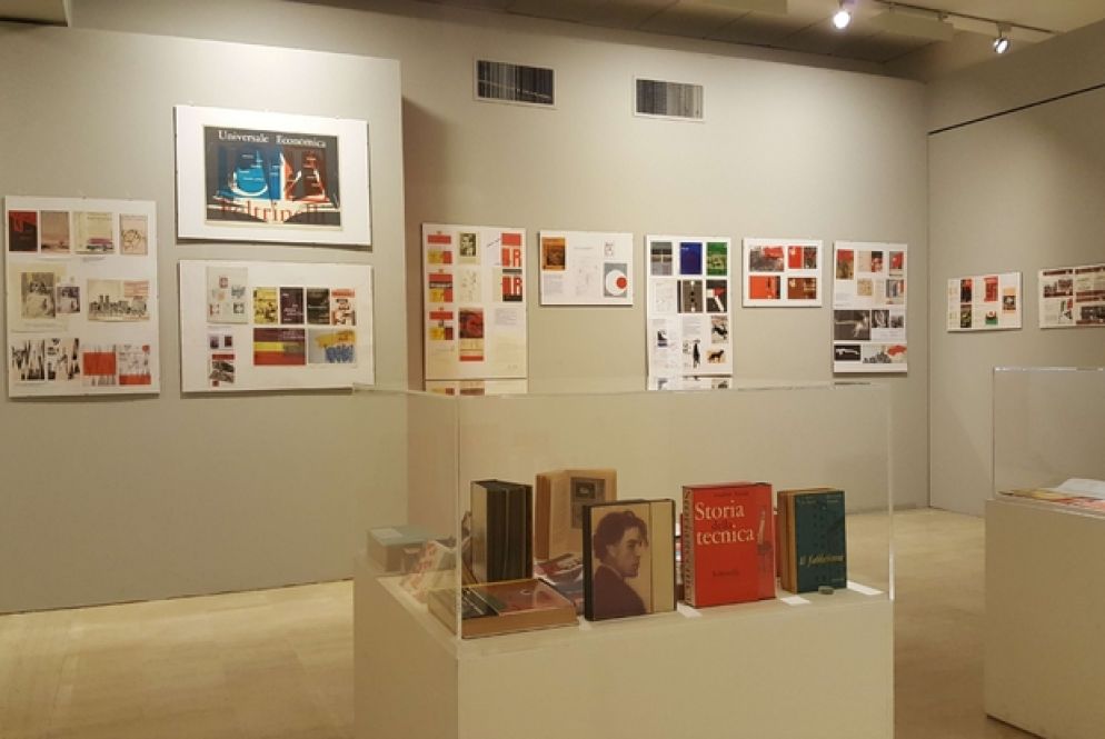 La sala della mostra con i materiali della grafica di Steiner per le edizioni Feltrinelli