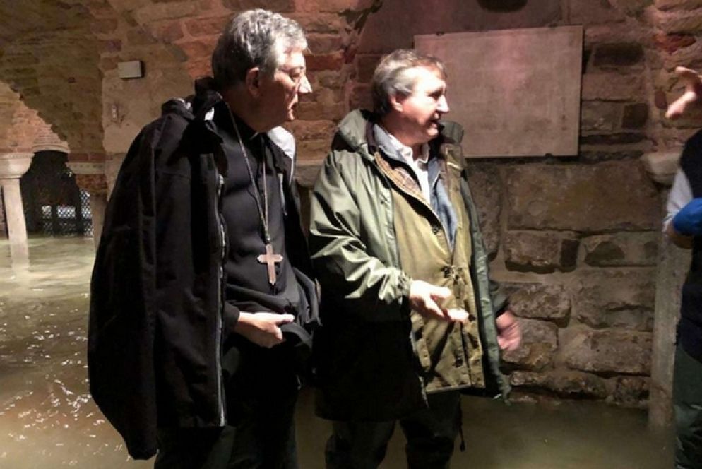 Il sindaco di Venezia, Luigi Brugnaro, con il Patriarca di Venezia, Francesco Moraglia, all'interno della Basilica di San Marco allagata (foto postata da Brugnaro su Twitter)