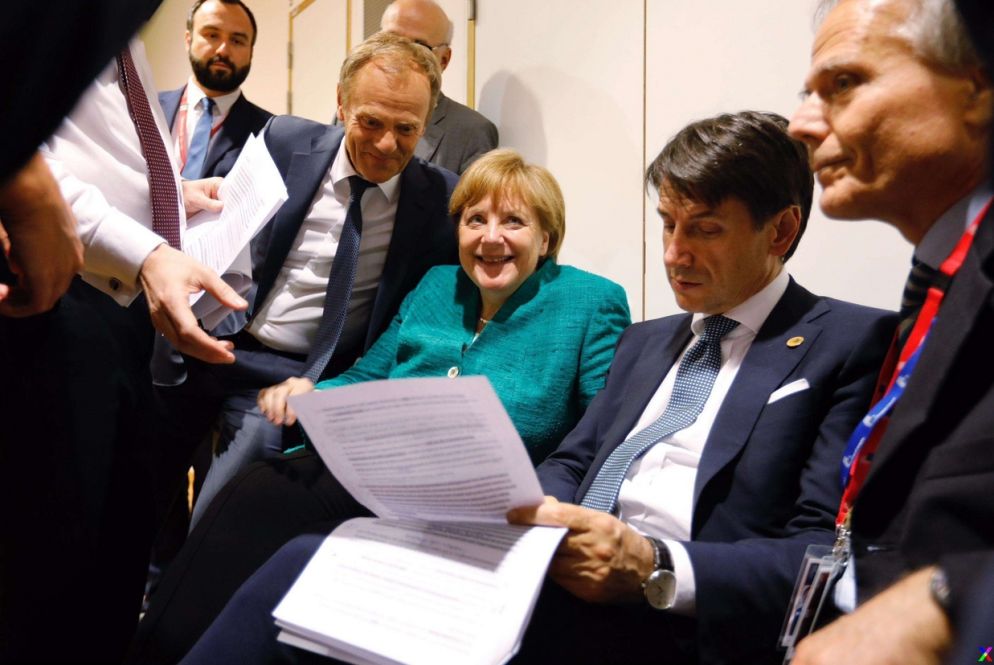 La soddisfazione dei leader Ue dopo l'approvazione dell'accordo al termine di 13 ore e 30 di negoziati. Al centro, Conte con la cancelliera Merkel (Ansa/ Filippo Attili - Ufficio stampa governo)