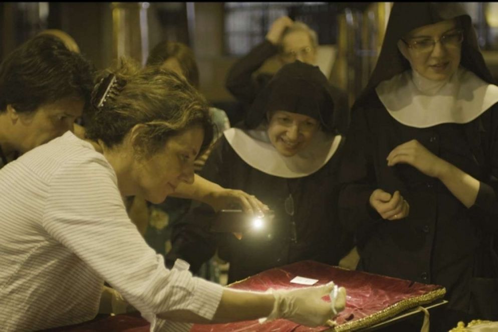 Monache benedettine dell’Isola di San Giulio d’Orta (Novara) con la professoressa Cattaneo durante il restauro dei paramenti dei tre santi