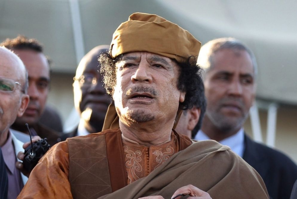 Casse di dollari. «La Croce rossa paga gli scafisti» - Un "troll" ha postato le foto delle casse di dollari che, in realtà, appartenevano a Gheddafi, sostenendo che fossero i soldi usati dalla Croce Rossa per «pagare i viaggi ai migranti: 8mila euro ciascuno».