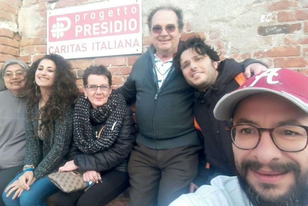 Padre Gianni Treglia della Consolata (con il cappellino) e padre Vittorio Bonfanti, con alcuni operatori di Presidio.