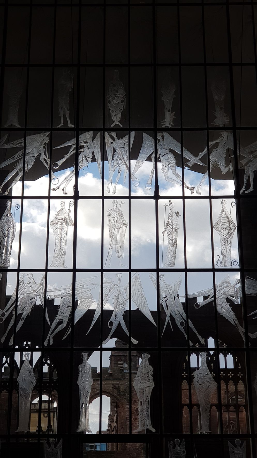 La vetrata di ingresso della nuova cattedrale di Coventry (Raul Gabriel)