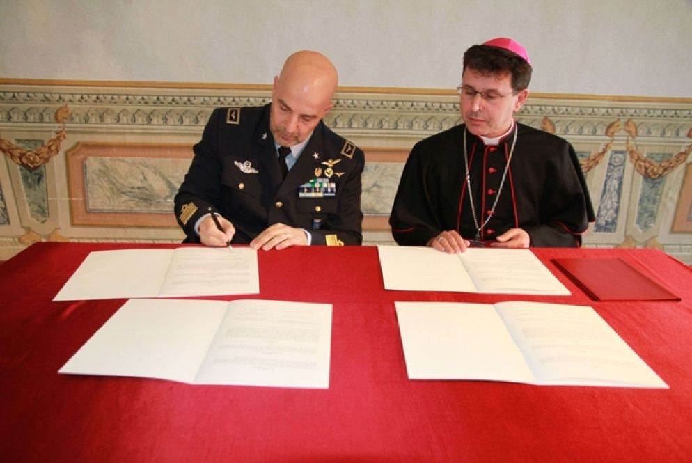 Il colonnello Salerno e monsignor Dal Cin firmano l'intesa per le iniziative giubilari