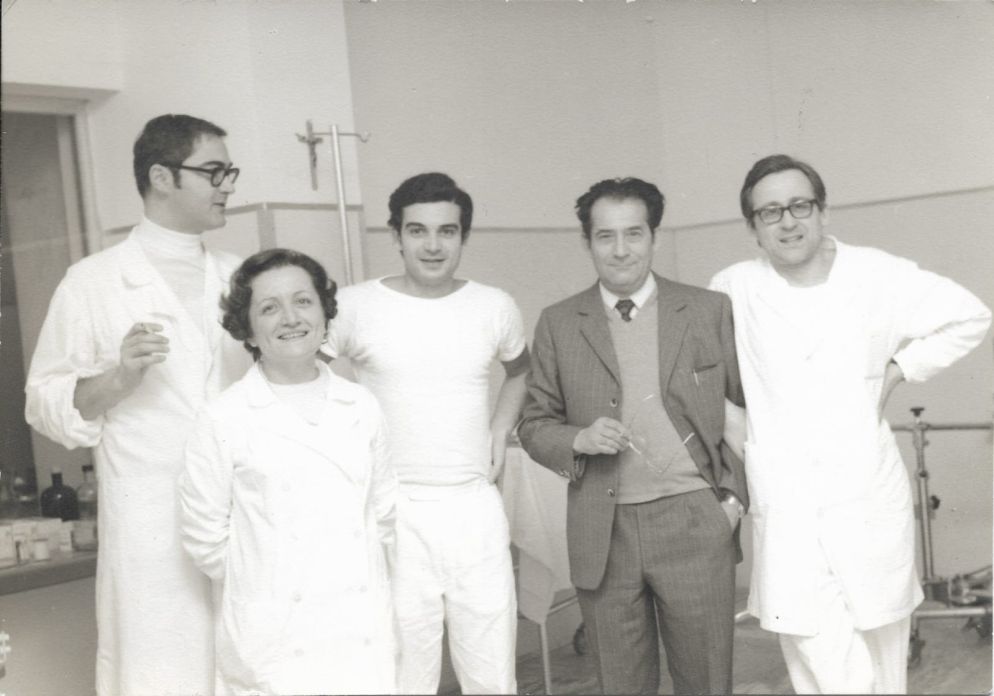 Una giovane Maddalena Focherini tra i colleghi dell'ospedale di Carpi