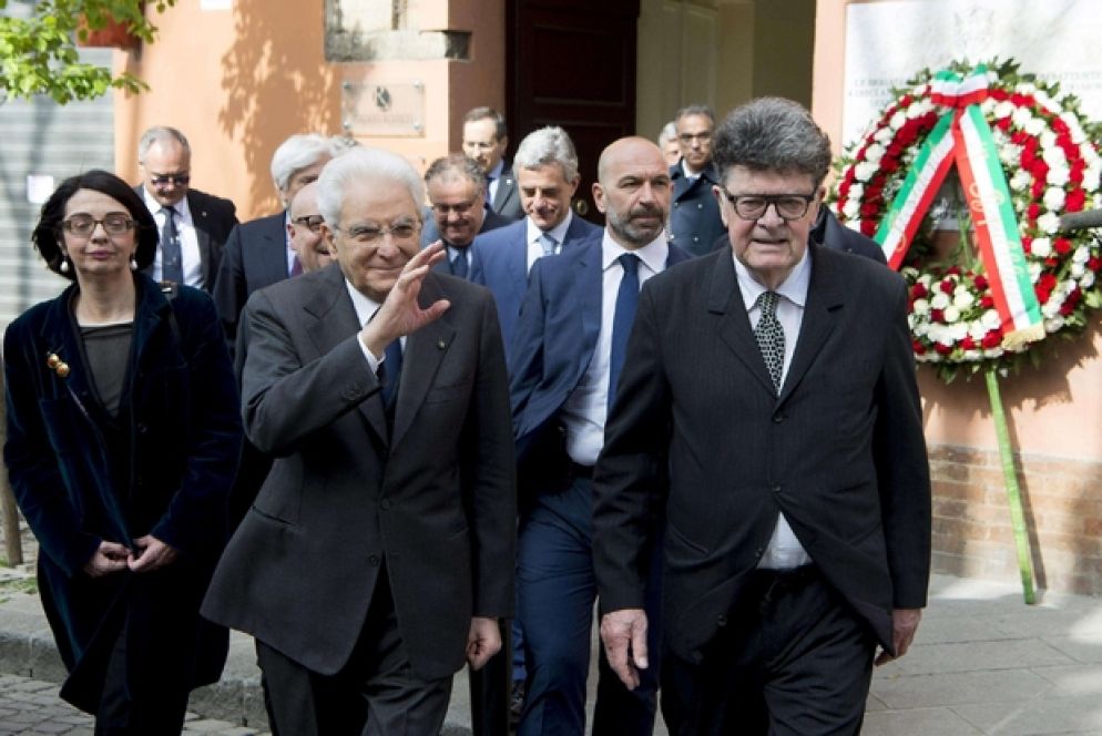 A Forlì il presidente della Repubblica Sergio Mattarella depone una corona di fiori ai piedi della lapide che ricorda l'agguato terroristico in cui perse la vita Roberto Ruffilli (Ansa)