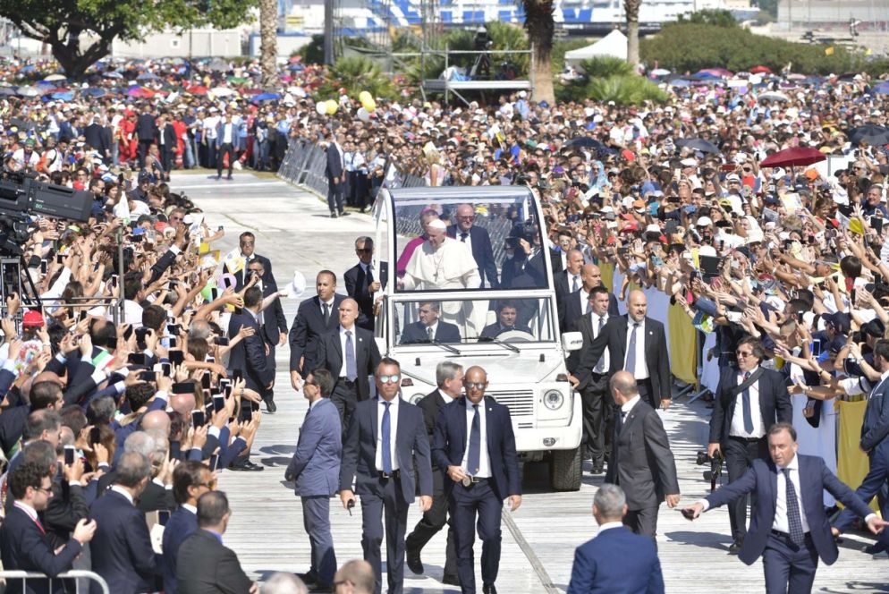 Il Papa accolto dalla folla a Palermo (VaticanMedia/Ansa)