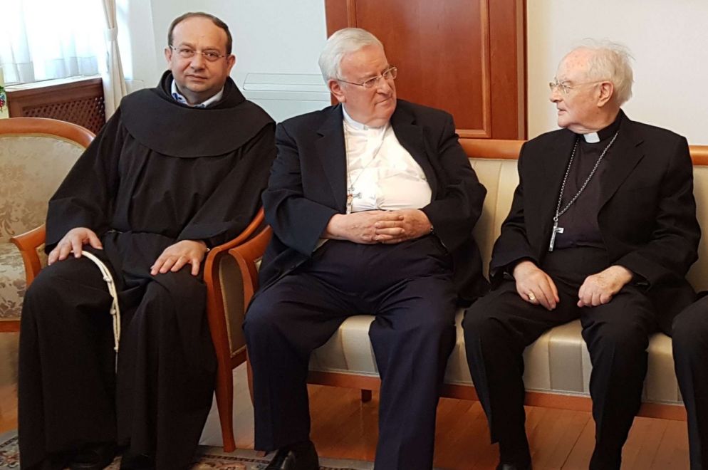 Da sinistra, il provinciale dei francescani Steko, il cardinale Bassetti e l'arcivescovo Hoser