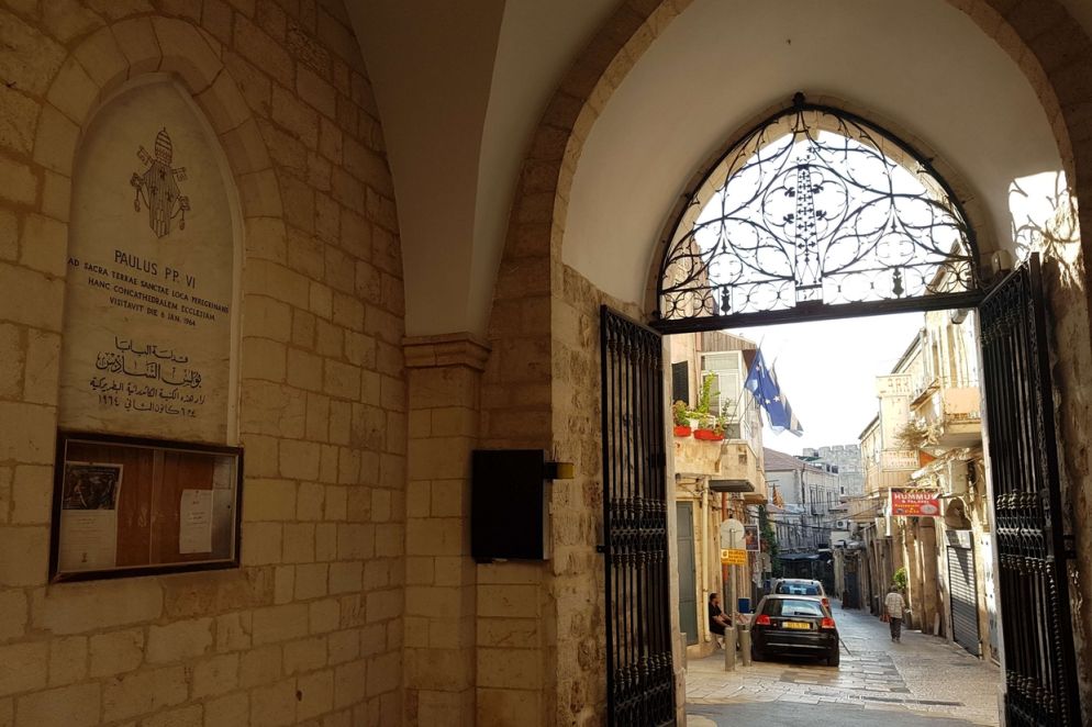 Il patriarcato latino a Gerusalemme con la targa che ricorda la visita di Paolo VI nel 1964 (foto Gambassi)