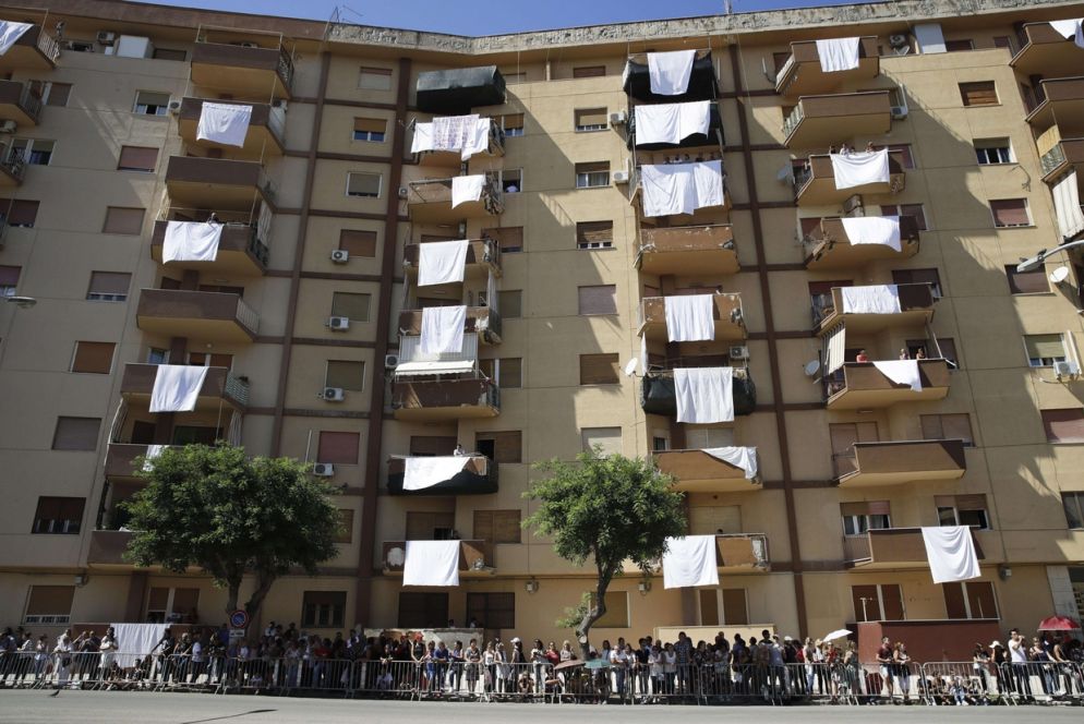 I lenzuoli della legalità a Brancaccio (VaticanMedia/Ansa)