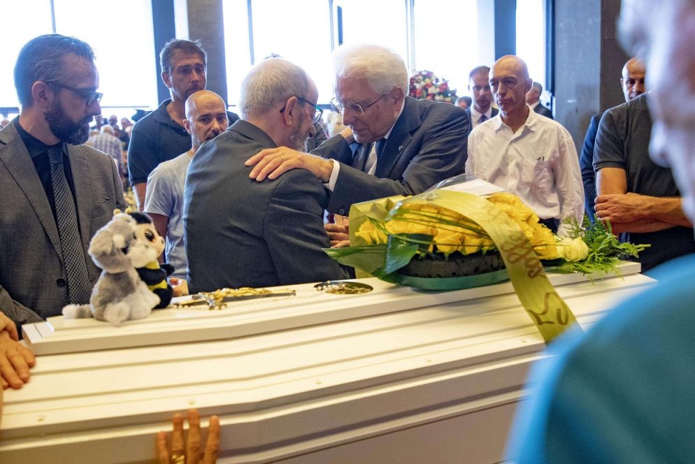 Mattarella ai funerali di Stato (Ansa)