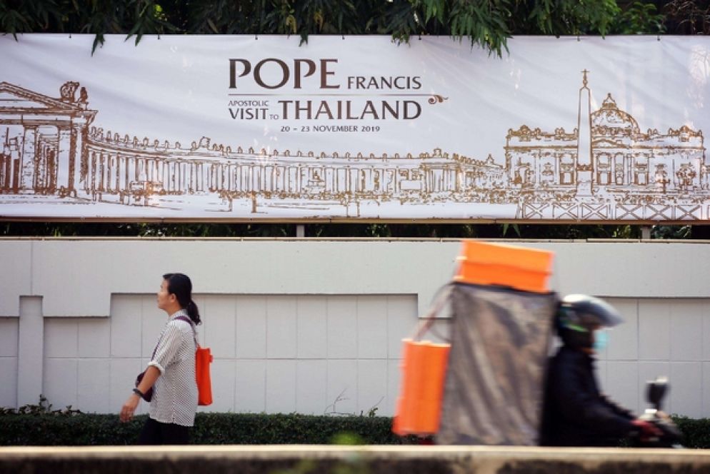 Uno dei manifesti che a Bangkok danno il benvenuto al Papa. Francesco arriverà alle 6.30 di domani, ora italiana (Ansa)