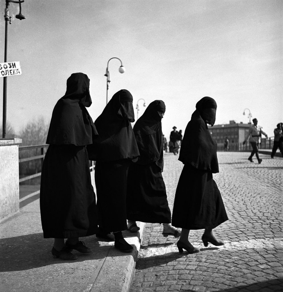 Donne turche attraversano la strada in una città macedone in Jugoslavia, 1947 © courtesy UN Photo - U