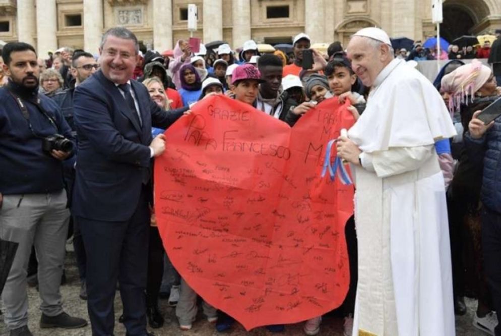 Il regalo dei bambini consegnato nelle mani di papa Francesco in piazza San Pietro (Vatican Media)