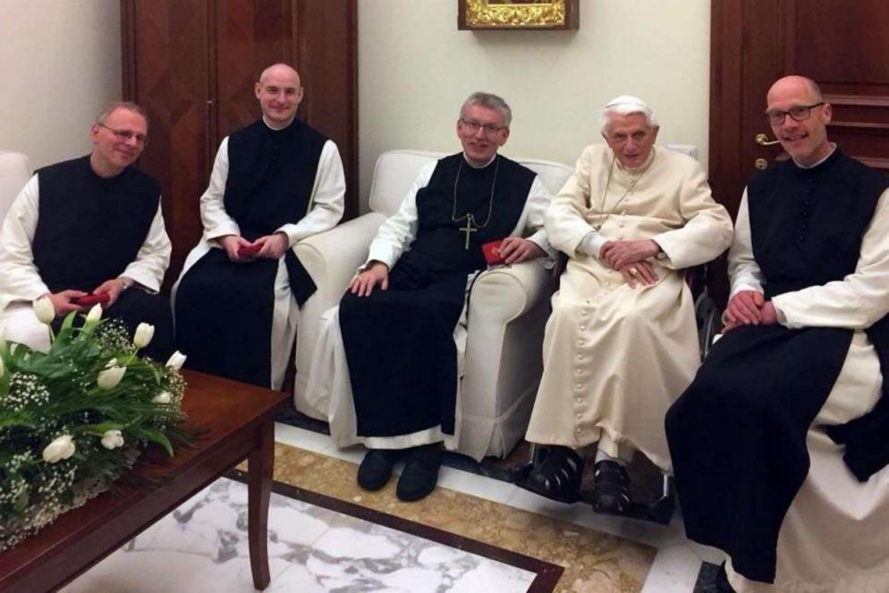 Il papa emerito Benedetto XVI con l'abate Heim e un gruppo di monaci cistercensi di Heiligenkreuz in Austria