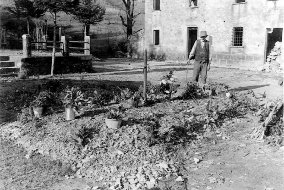 Una foto storica del Museo della resistenza di Stazzema, la sepoltura nel 1944 nel piazzale della Chiesa (Ansa)